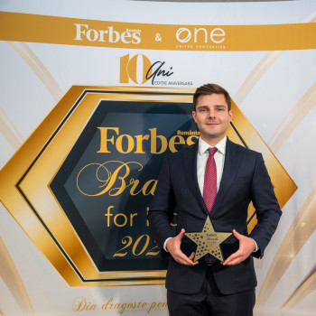 Alexandru Vlad, premiu pentru brandul Adora, primit la Gala Forbes Brands For Kids 2024